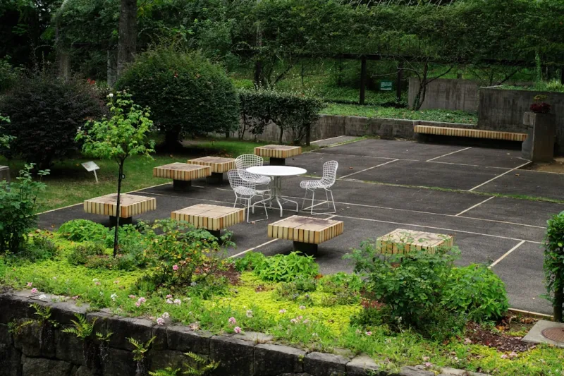 "how to create a sustainable backyard garden for urban living" setup