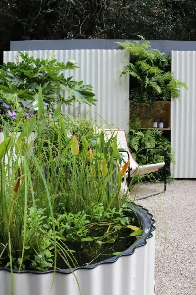 Create A Vertical Garden Using Repurposed Pallets And Self Watering Systems Cfb194