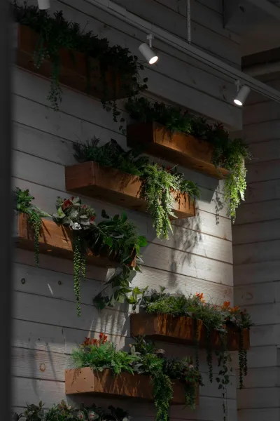 Create An Indoor Vertical Garden Using Reclaimed Pallets And Grow Lights B4a523