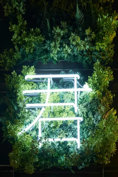 Create An Outdoor Vertical Garden Using Repurposed Pallets And Led Grow Lights 110f13